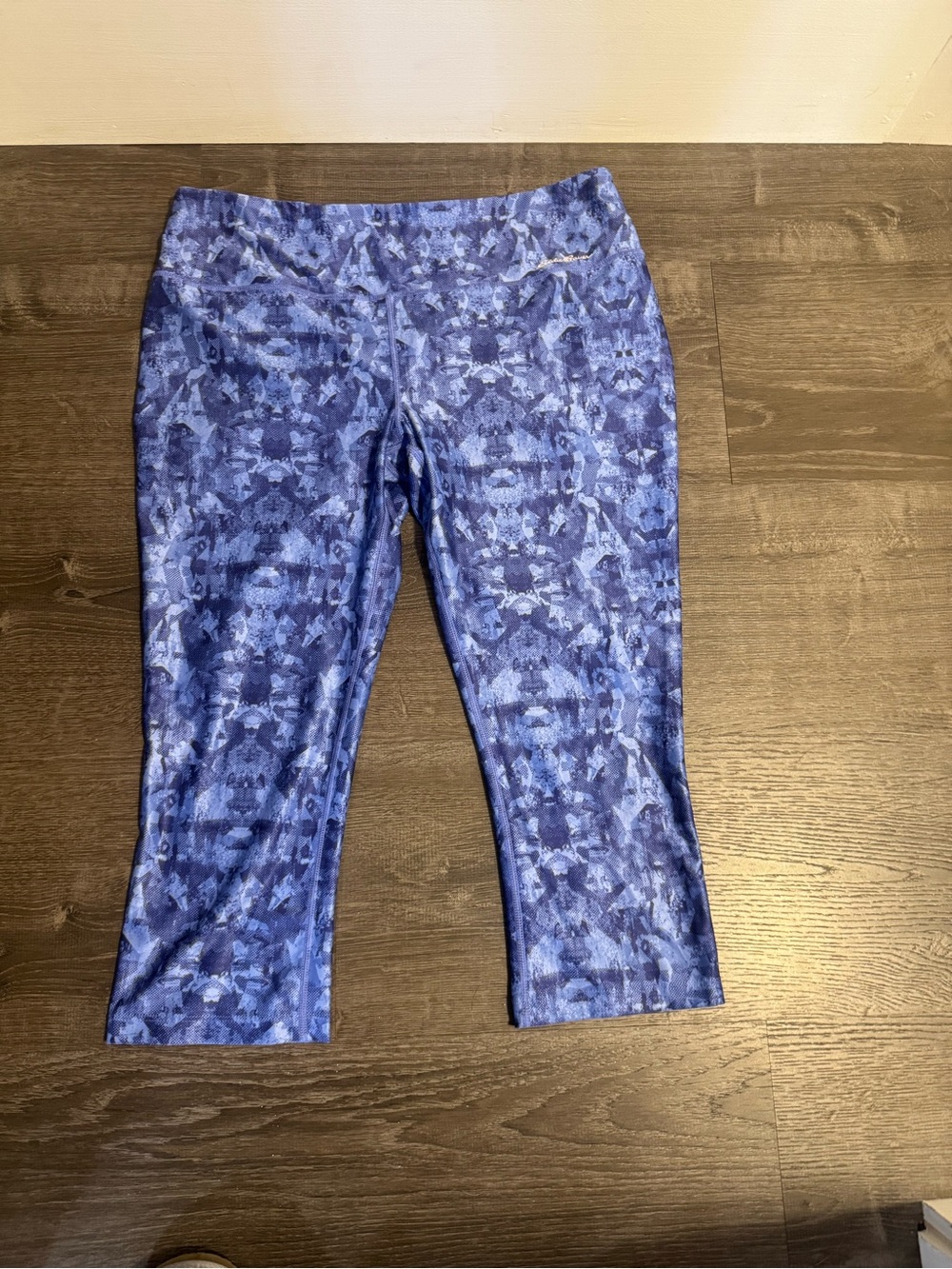Eddie Bauer Blue Toned Abstract Geometric Pattern Capri Length Leggings in Large